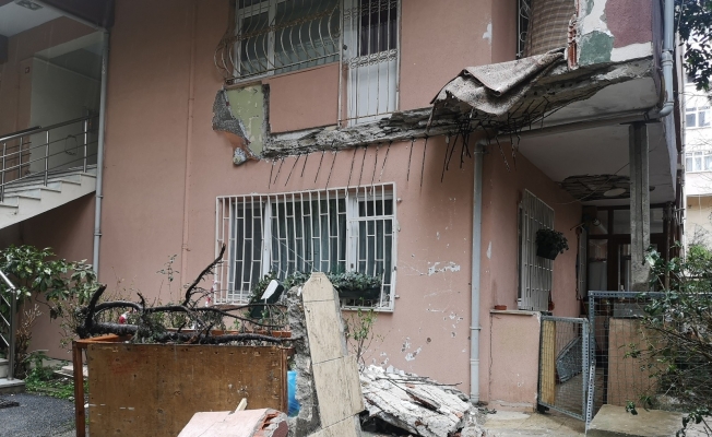 Üsküdar’da 5 katlı binada evin balkonu çöktü