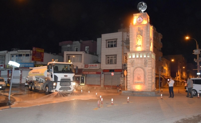 Viranşehir’de caddeler köpüklü su ile yıkandı