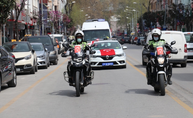 Yalova’da polis, jandarma ve belediye araçlarından 23 Nisan konvoyu yaptı
