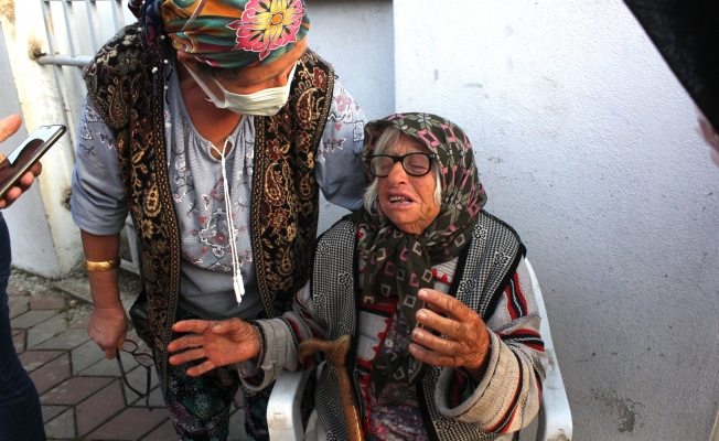 Yaşlı çift yanan evlerini gözyaşları içinde izledi