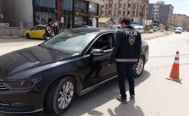 Yüksekova’da polis ekipleri kısıtlama denetimi yaptı