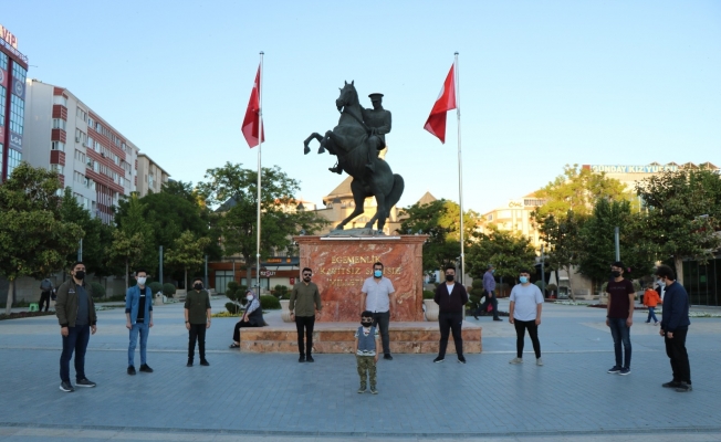 19.19’da Kırşehir’de hayat durdu, gençler Cacabey Meydanı’nda İstiklal Marşı okudu