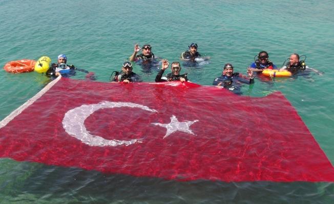 19 Mayıs’ta deniz altında 30 metrelik Türk bayrağı açtılar