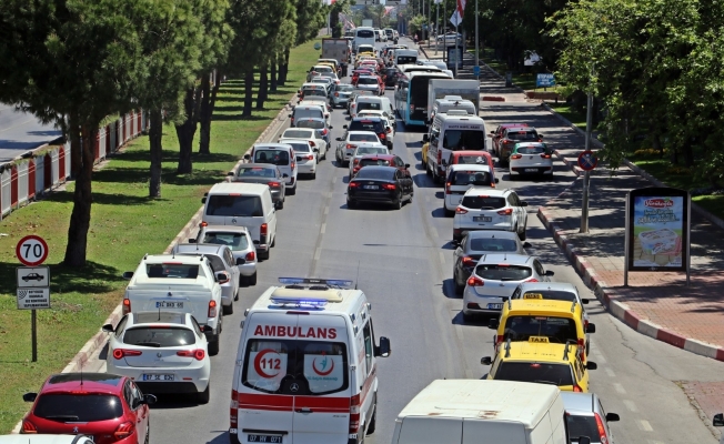 1 kilometrelik araç kuyruğundaki sürücüler ambulans için seferber oldu
