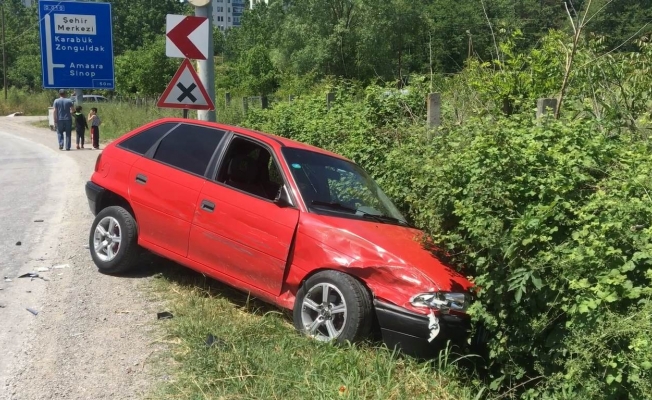 2 otomobil çarpıştı: 1 yaralı