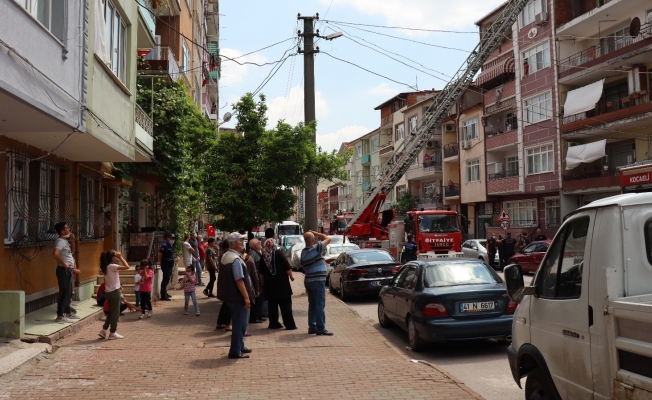 5 katlı binanın çatısında çıkan yangın korkuttu