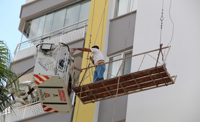 5. katta iskelede mahsur kaldı, itfaiye kurtardı