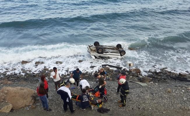 5 kişinin bulunduğu araç denize uçtu