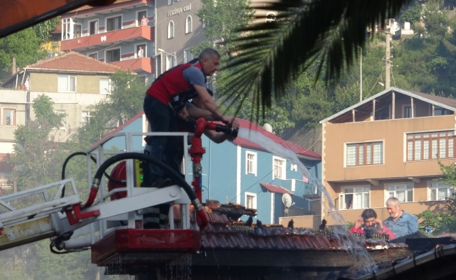 9 dükkanı etkileyen yangın söndürüldü