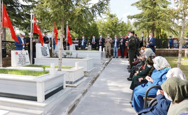 Ahlat’ta şehitlik ziyareti