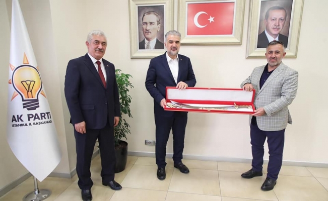 AK Parti İstanbul İl Başkanı Kabaktepe’ye kılıç hediye etti