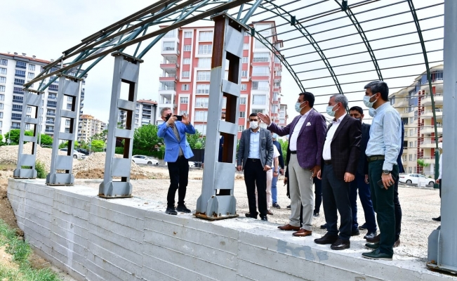 AK Partili Tüfenkci, halı saha inşaat alanını inceledi