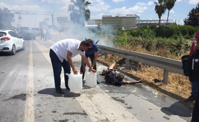 Alevler arasında kalan araçtan yanarak çıktı
