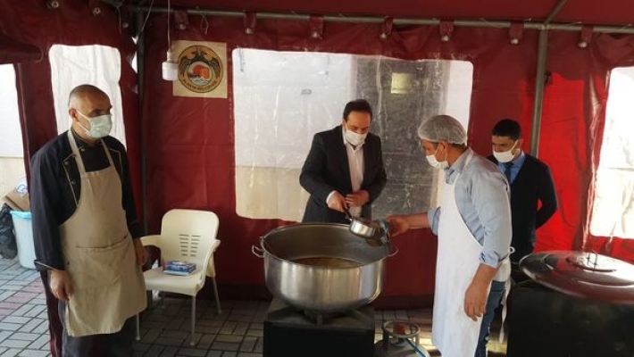 Alış Camii'nde her gün iftar yemeği dağıtılıyor