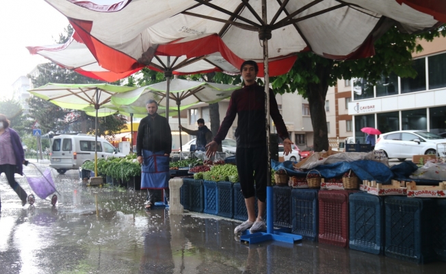 Altyapı sorunu olan caddede pazar esnafının yağmur çilesi