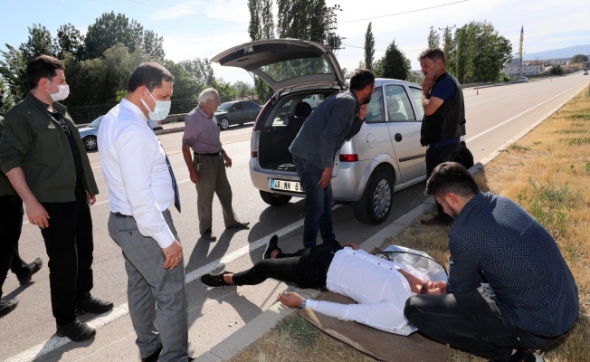 Amasya Valisi Masatlı, kazada yaralanan vatandaşın başından ayrılmadı