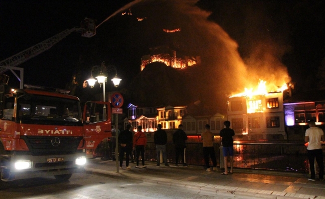 Amasya’da tarihi evlerin bulunduğu alandaki otelde yangın çıktı