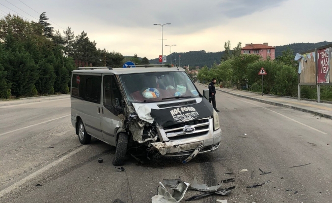 Ankara’da minibüs otomobille çarpıştı: 3 yaralı