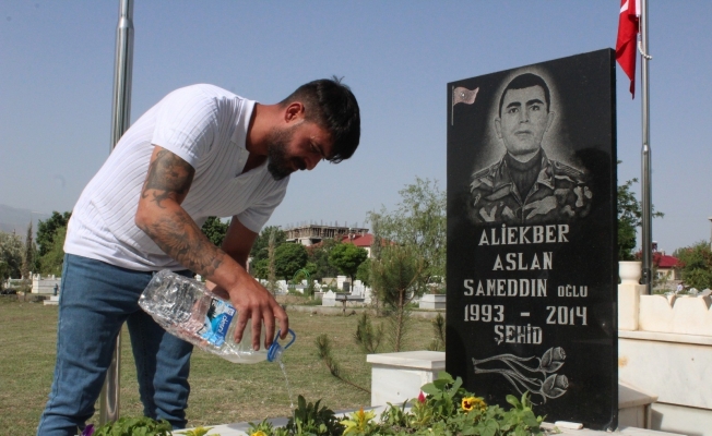 Avusturya’dan geldi, şehit mezarlarını temizleyip kurumuş çiçekleri suladı