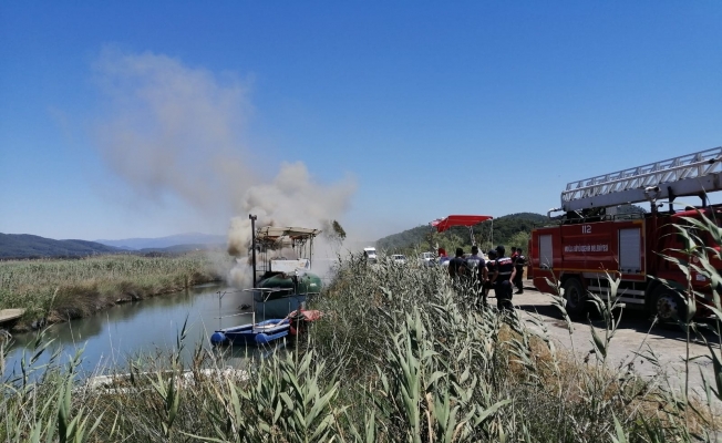 Azmak içerisinde bağlı bulunan teknede yangın çıktı