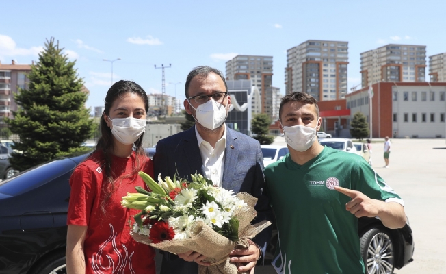 Bakan Kasapoğlu’ndan Olimpik ve Paralimpik sporculara bayram ziyareti
