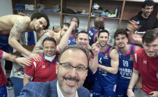 Bakan Kasapoğlu’undan Anadolu Efes’e fotoğraflı tebrik