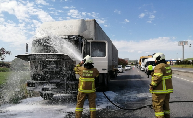 Balıkesir’de seyir halindeki tır yandı