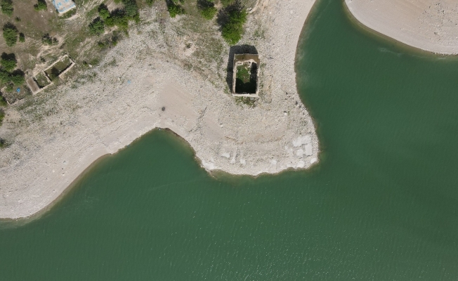 Barajda sular çekildi tarihi kilise tamamen gün yüzüne çıktı