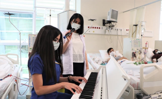 Başhekim ve hemşirelerden hastalara müzik ziyafeti
