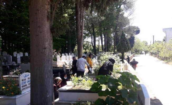 Bayram öncesi tam kapanmaya rağmen mezarlıklar unutulmadı