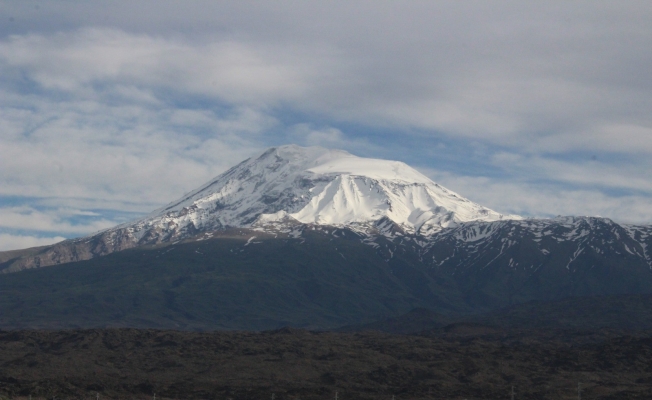 Beyaz örtüyle kaplanan Ağrı Dağı ihtişamıyla büyülüyor