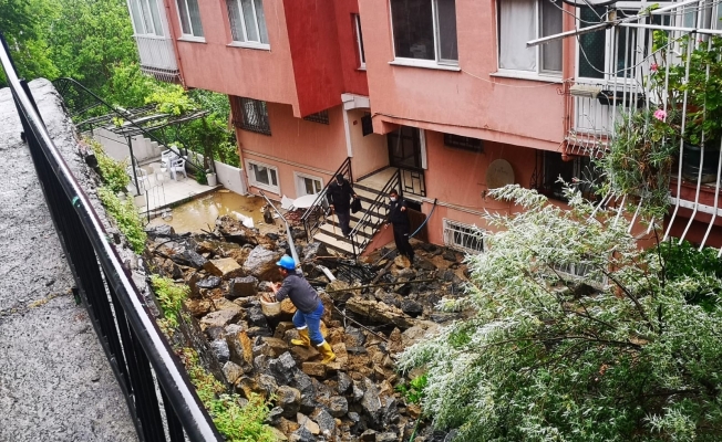 Beykoz’da yoğun yağış sonrası istinat duvarı çöktü, Olay sonrası 3 apartman tahliye edilirken olay yerine çok sayıda polis ve itfaiye ekipleri sevk edildi.