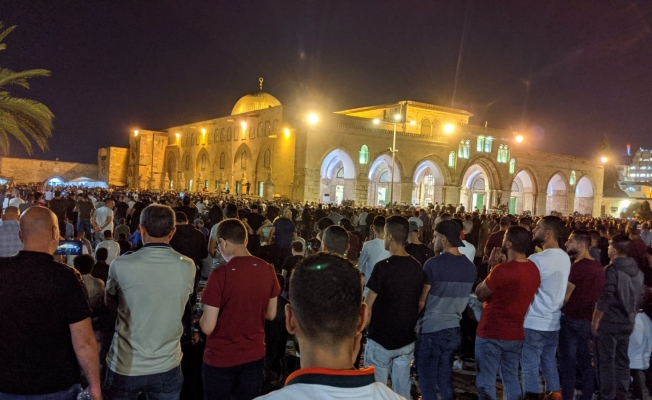 Binlerce Filistinli Kadir Gecesi‘nde teravih namazı için Mescid-i Aksa’ya akın etti