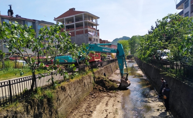 Bulancak’ta ilçe merkezinden geçen dere yatakları temizleniyor