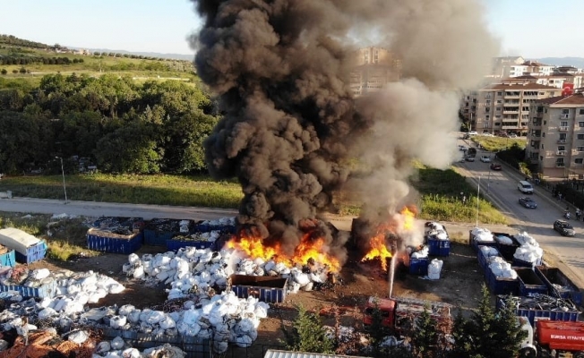 Bursa’da geri dönüşüm tesisindeki yangın kontrol altına alındı