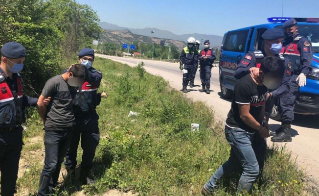 Çaldıkları malzemeleri araziye saklarken yakalandılar