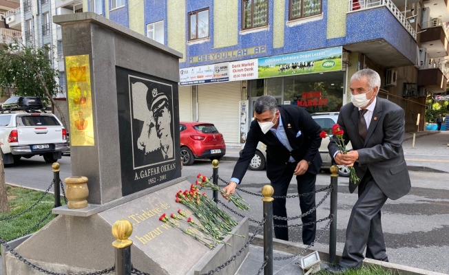CHP Elazığ Milletvekili Gürsel Erol, şehit emniyet müdürü Okan’ın anıtını ziyaret etti