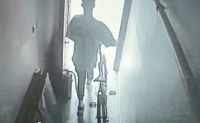 Çocukların kabusu olan bisiklet hırsızı kamerada