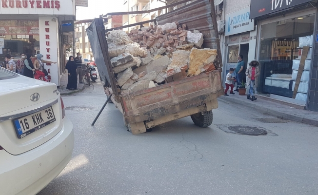 Çöken yola saplanan römorka demir çubuklu önlem