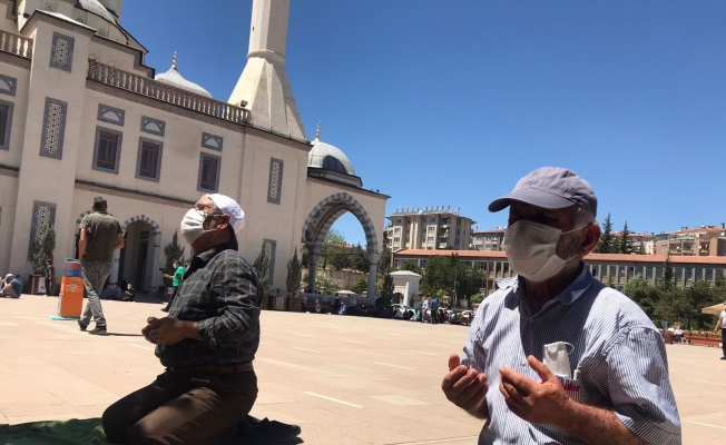 Cuma namazı öncesi Kudüs için dua edildi