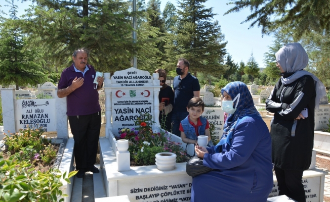 Demokrasi şehidi Yasin’in ailesi oğlunun mezarında dua etti
