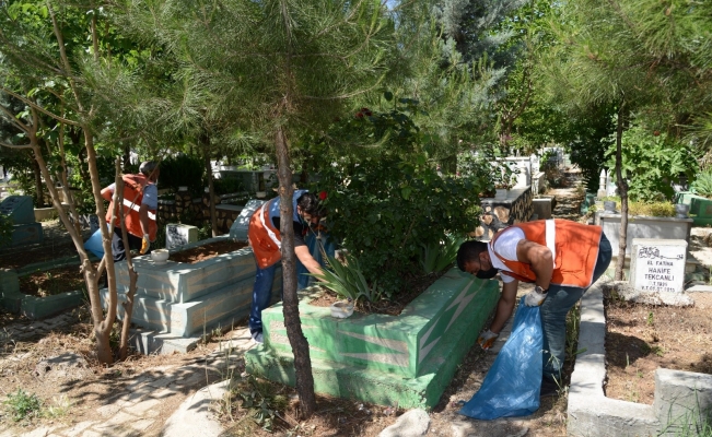 Diyarbakır’da mezarlıklarda bayram temizliği