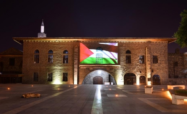 Diyarbakır’ın tarihi dokuları Ulu Cami ve Tek Beden Burcu’na Filistin bayrağı yansıtıldı