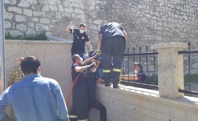 Duvardan atlarken kolu demirlere saplandı