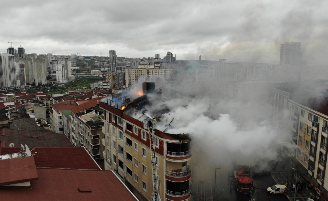 Esenyurt’ta 2 binanın çatısı alev alev yandı: 2’si çocuk 3 kişi dumandan etkilendi