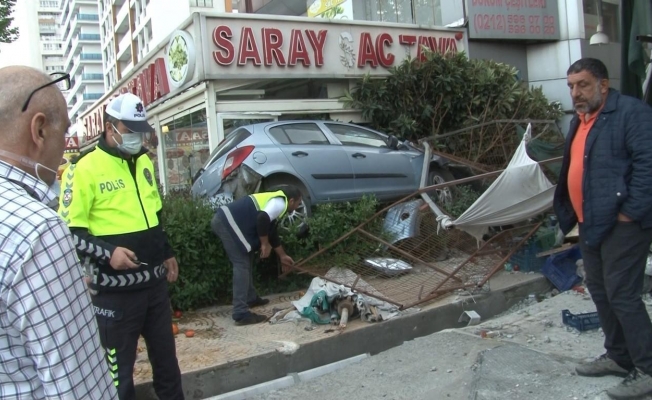 Esenyurt’ta kontrolünü kaybeden otomobil önce manava sonra restorana girdi