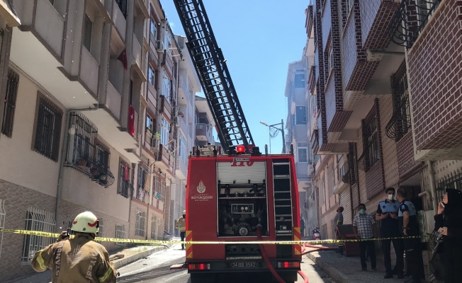 Eyüp’te 4 katlı binanın çatısı alev alev yandı