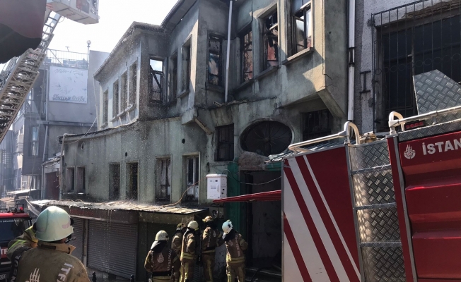 Fatih’te Süleymaniye Camii’nin yanındaki metruk bir binada yangın çıktı. Yangına itfaiye ekipleri müdahale ediyor.