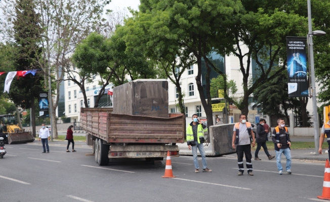 Fatih’te tırın üzerindeki 13 tonluk beton blok yola devrildi