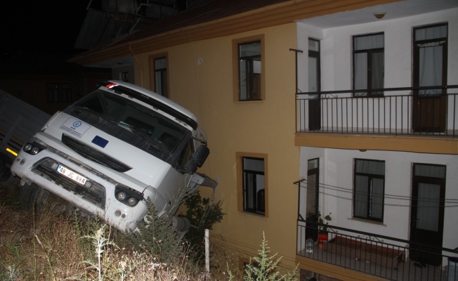 Fethiye’de el freni boşalan tır apartmana çarptı